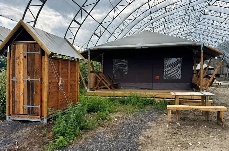 Erleben Sie die Natur im Oversized Tent Cottage in Gapennes in der Picardie, Frankreich, mit eigenem Bad neben dem Zelt.