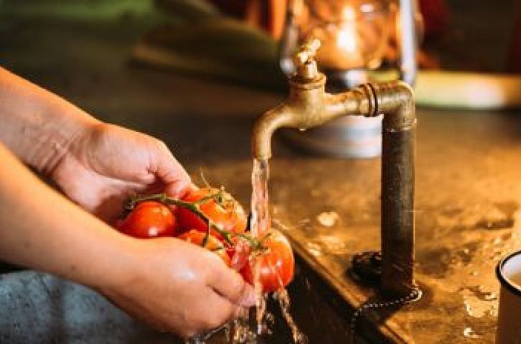 Overkapt Tenthuisje met warme privédouche naast de tent
