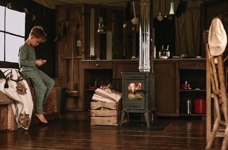 Overkapt Tenthuisje met warme privédouche naast de tent met