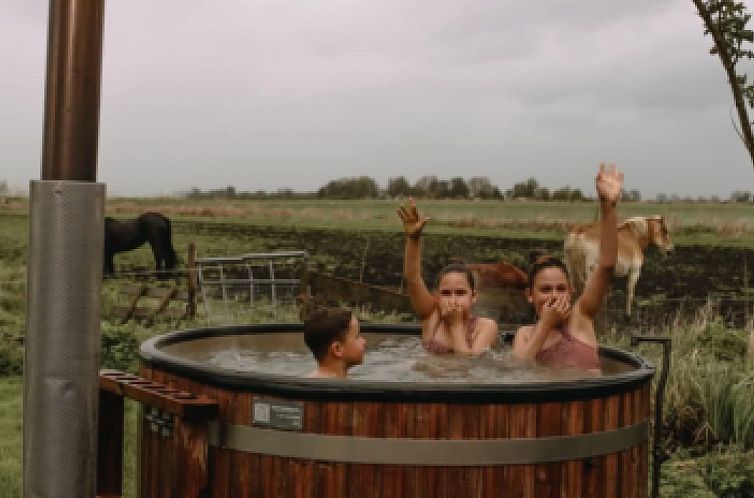 Overkapt Tenthuisje met warme privédouche naast de tent met