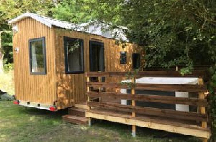 Entdecken Sie den Charme des "Tiny House + Whirlpool" in Bresles in der Picardie - ein gemuetliches Ferienhaus mit einer Holzveranda und einem Whirlpool.