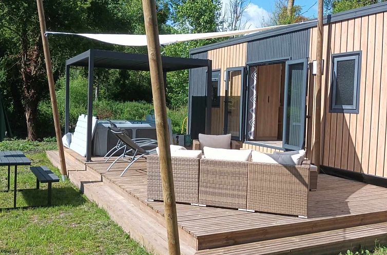 Entspannen Sie sich auf der Terrasse der Luxe Lodge mit Whirlpool in Bresles in der Picardie - einer idyllischen Ferienunterkunft.
