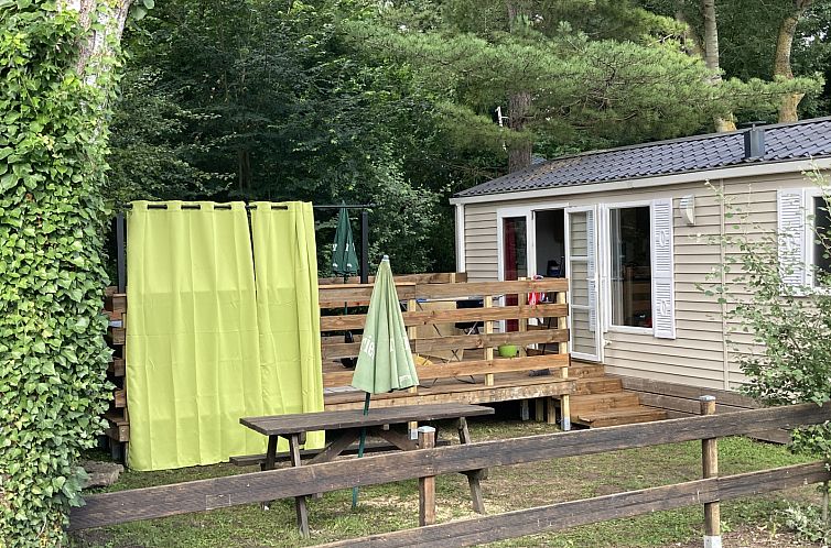 Ferienhaus "Bungalow du Parc" in Bresles, Picardie. Entspannen Sie sich auf der Terrasse inmitten ueppiger Natur und Ruhe.