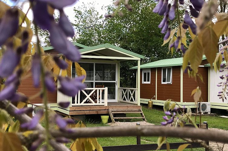 Gruenes Chalet in Bresles, Picardie, mit Terrasse und bluehender Umgebung - ein ideales Ferienhaus.