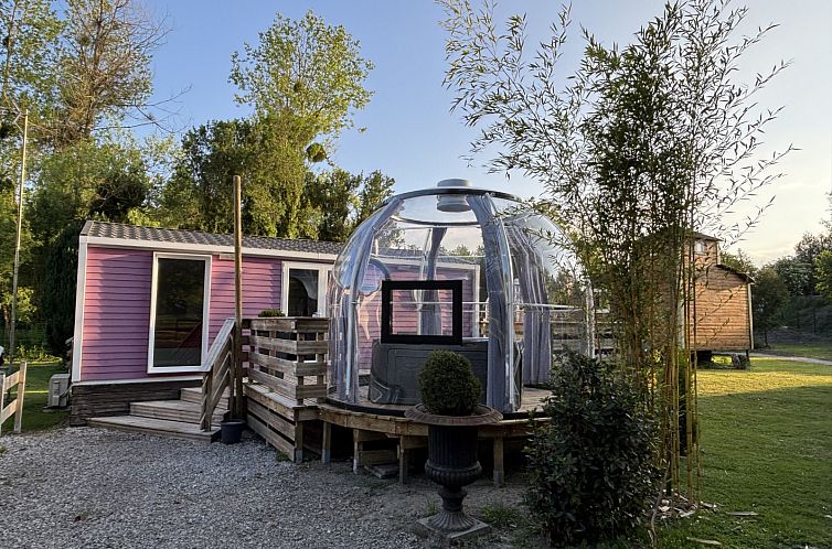 Entdecken Sie den Bungalow "La Folle Entreprise" in Bresles in der Picardie mit einem luxurioesen Whirlpool. Ein idealer Ort fuer einen erholsamen Urlaub.
