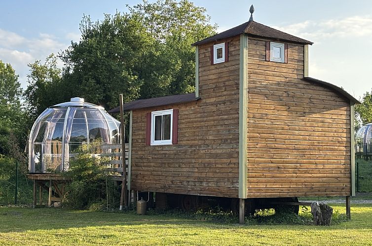 Erleben Sie den Charme des "Chateau Mobile + Whirlpool" in Bresles in der Picardie - ein Ferienhaus mit wunderschoenem Holzdesign inmitten einer natuerlichen Umgebung.
