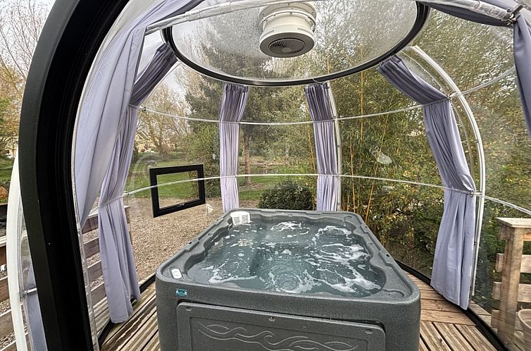Geniessen Sie den Whirlpool in der "Luxe Premium Lodge", einem Ferienhaus in Bresles in der Picardie, umgeben von ruhiger Natur.