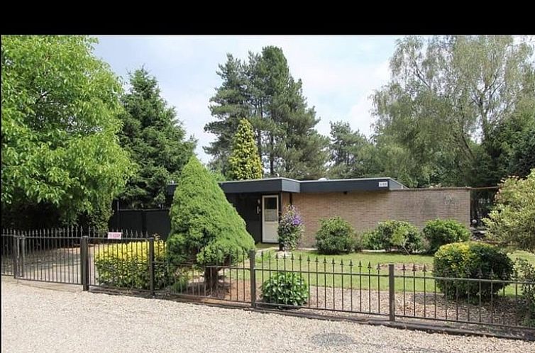 Huisje in Rekem, charmant vakantiehuis in Limburg, Belgie, omgeven door groene natuur en een sfeervolle tuin.