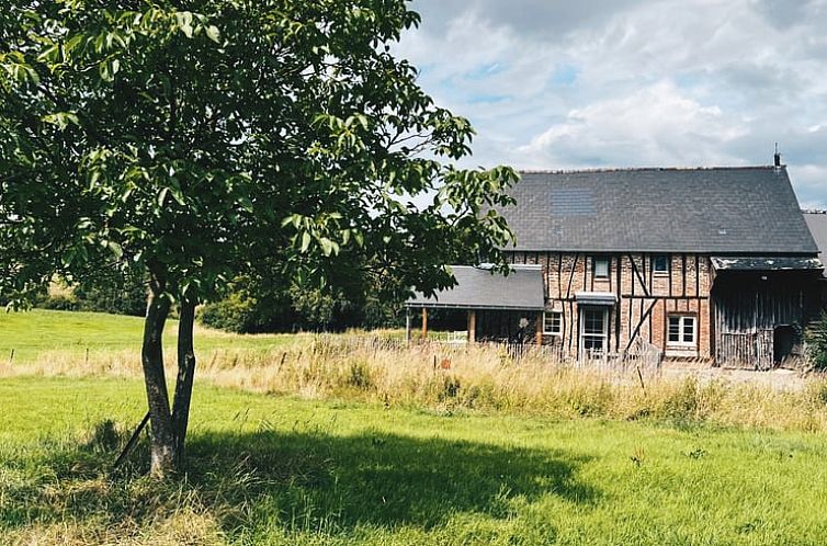 Ontdek de rust van Huisje in Besmont, een vakantiehuis in Picardie, Frankrijk, te midden van groene landschappen.