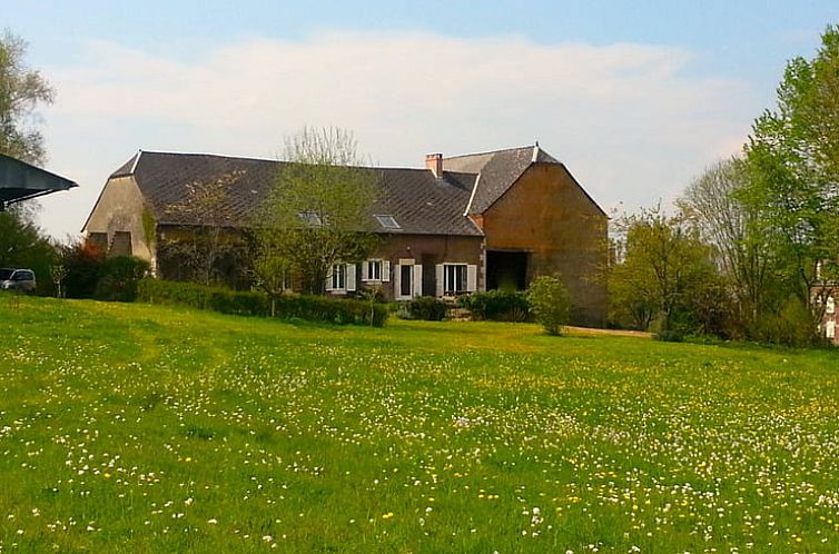 Ferienhaus in Besmont in der Picardie, Frankreich, mit schoener Aussicht auf gruene Felder und rustikalem Ambiente.