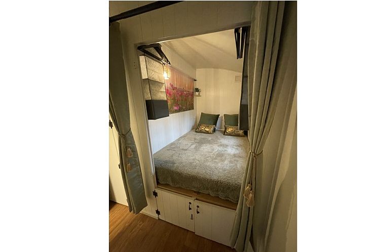 Romantische pipowagen in het bos nabij Maastricht met 2 slaa