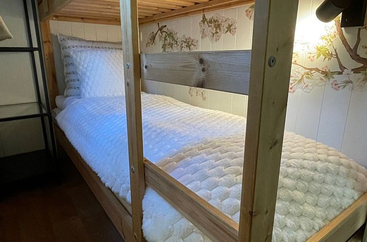 Romantische pipowagen in het bos nabij Maastricht met 2 slaa