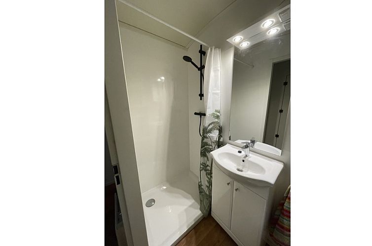 Romantische pipowagen in het bos nabij Maastricht met 2 slaa