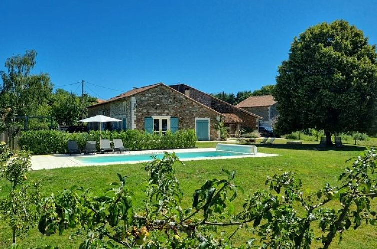 Geniet van het vakantiehuis Le Tilleul in Rouzede, Frankrijk, met een prachtig zwembad en ruime tuin in Poitou-Charentes.