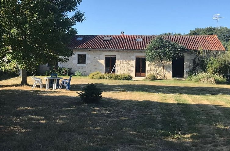 Geniet van de serene omgeving bij Vakantiehuis in Savigny Levescault, gelegen in het pittoreske Poitou-Charentes in Frankrijk.