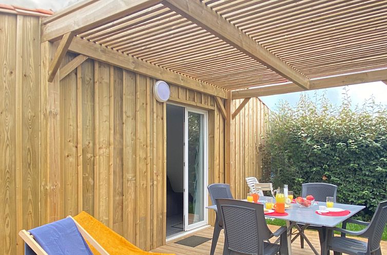 Ontspan op het terras van Huis COMFORT, een uitnodigend vakantiehuis in Loix, Poitou-Charentes, Frankrijk.