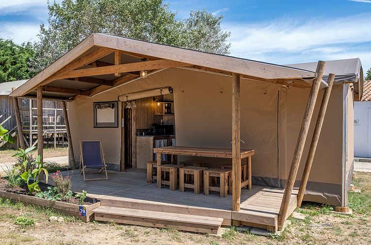 Geniessen Sie die Ruhe in der Ecolodge-Huette Cotton CONFORT in Loix, Poitou-Charentes, einer komfortablen Glamping-Lodge mit einer einladenden Terrasse.