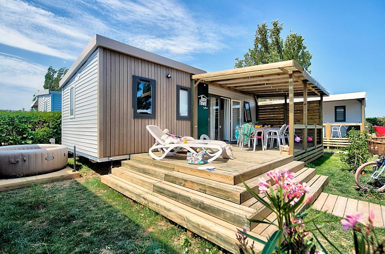 Aufenthalt im Homeflower PREMIUM Jacuzzi in Loix, Poitou-Charentes. Entspannen Sie sich auf der Veranda dieses stilvollen Ferienhauses in Frankreich.