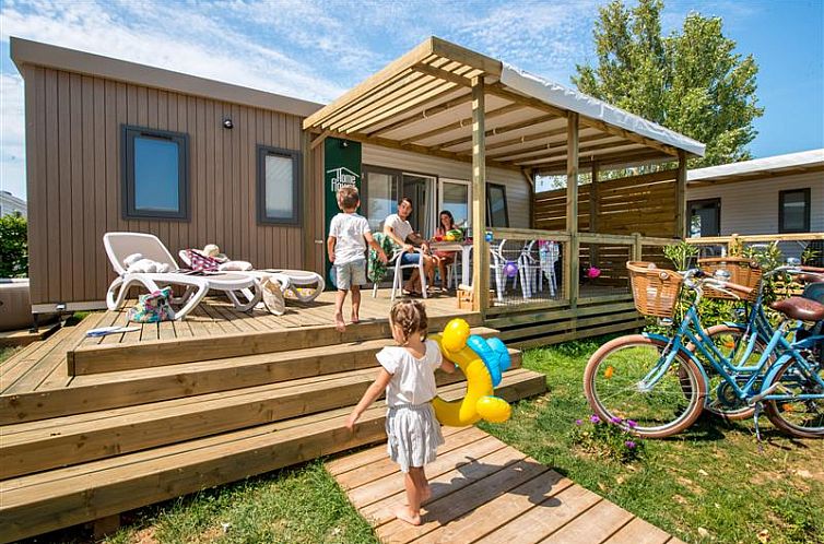 Homeflower PREMIUM in Loix, Poitou-Charentes biedt een uitnodigend terras voor een heerlijke vakantie in een comfortabel vakantiehuis.