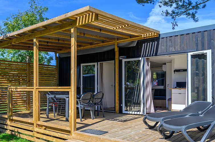 Ontspan op het terras van Homeflower PREMIUM PLUS in Loix, Poitou-Charentes, een luxe vakantiehuis te midden van groene omgeving.