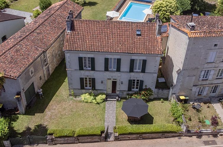 Gemuetliches Ferienhaus Gites de La Maison du Bonnesheur in Bonnes, Frankreich, mit grossem Garten und einladendem Schwimmbad.