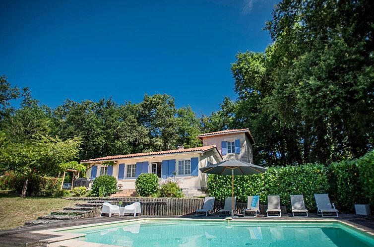 Ferienhaus "La Maison sur la Colline" in Aubeterre-sur-Dronne, Frankreich, mit einem einladenden Pool und einer gruenen Umgebung.