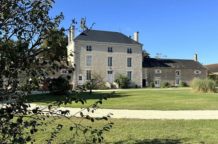 Vakantiehuis Huisje in Journet, gelegen in het schilderachtige Poitou-Charentes, met weelderige tuinen en serene omgeving.