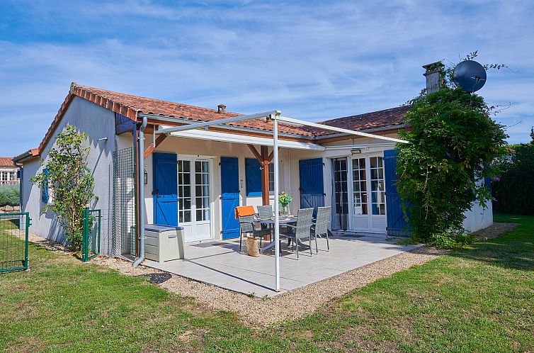 Entspannen Sie sich auf der sonnigen Terrasse der Villa 4 pers. in Les Forges, Poitou-Charentes, Frankreich mit herrlichem Blick auf die Natur.