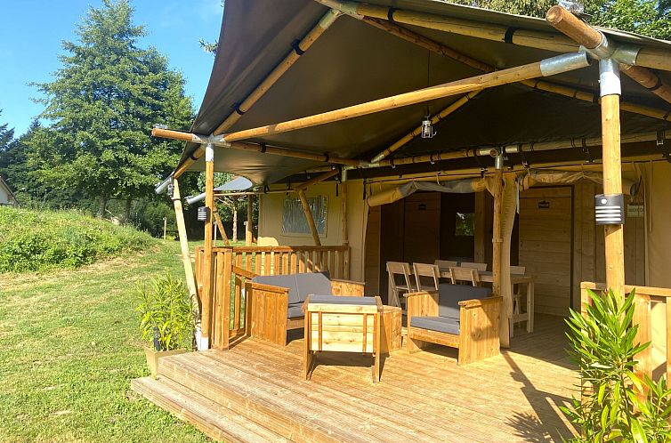Ontspan op het terras van de Safaritent + sanitair in Saulgond, Poitou-Charentes, een ideale glamping lodge voor natuurliefhebbers.
