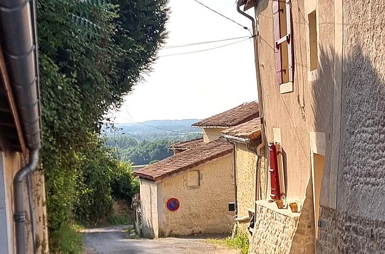 Entdecken Sie die malerische Umgebung von La Nit de la Fontaine, einem Ferienhaus in Brossac, Poitou-Charentes, Frankreich.