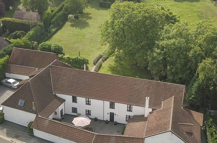 Luchtfoto van Vakantiehuis in Alken, Limburg, Belgie, omringd door groene natuur en ruime tuin, ideaal voor een ontspannen verblijf.