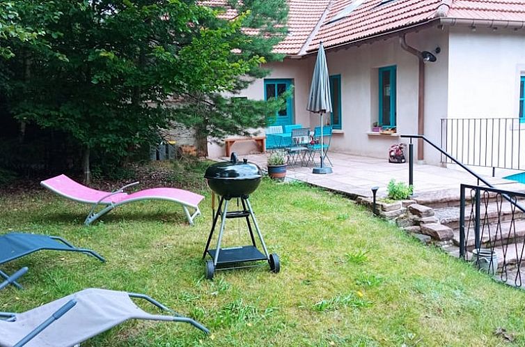 Geniet van de serene omgeving bij Huisje in LE SAULCY, een gezellig vakantiehuis in Le Saulcy, Lotharingen met een uitnodigend terras.