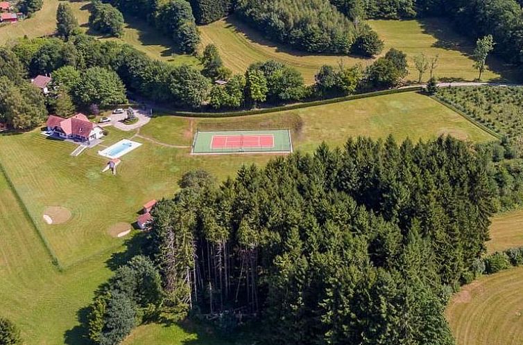 Ferienhaus in Le Saulcy, Lothringen, Frankreich mit Tennisplatz und Schwimmbad, in gruener, waldreicher Umgebung.