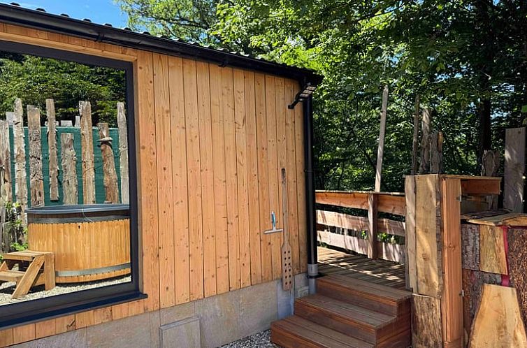 Ontdek Vakantiehuisje in Orbey, een sfeervol vakantiehuis in de natuur van Lotharingen, Frankrijk, met een prachtig houten terras.