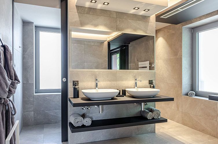 Vakantiehuis Loge aux Loups, Innenpool, Sauna, nahe am See