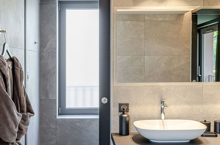Vakantiehuis Loge aux Loups, Innenpool, Sauna, nahe am See