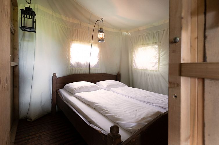 Tenthuisje naast de tent