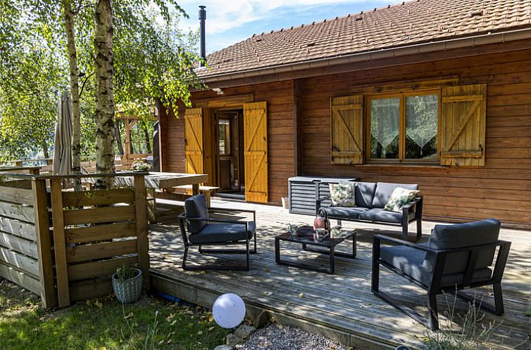 Entspannen Sie sich auf der Veranda des Holiday home in Ramonchamp, einer charmanten Unterkunft in Lothringen, Frankreich.