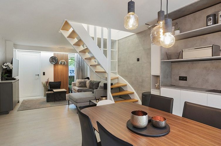 Modernes Wohnzimmer im Ferienhaus GNILEMA Stays, Houthalen-Helchteren, Limburg, Belgien.