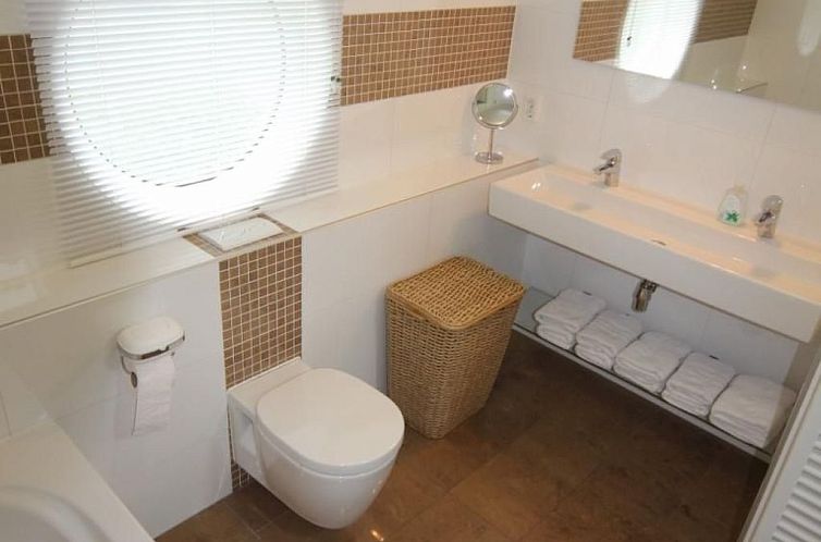 Vakantiehuis Modernes Ferienhaus mit Sauna und Whirlpool