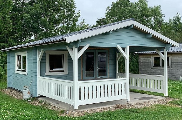 Charming vacation home in Workum with veranda, located near the IJsselmeer and Frisian lakes, surrounded by green nature.