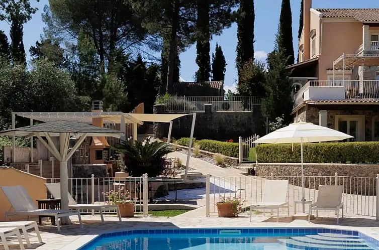 Villa St. Nicholas House met zwembad