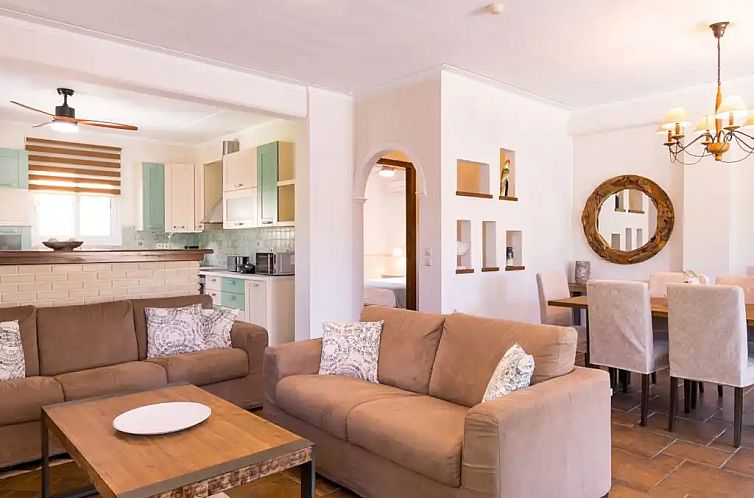 Villa St. Nicholas House met zwembad