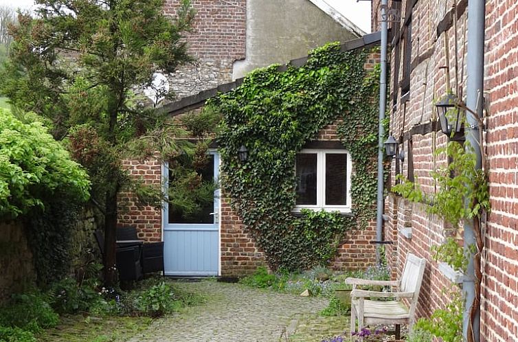 Charmant vakantiehuis in Hombourg, Plombieres, gelegen in de Ardennen. Geniet van de rustieke stenen gevel en groene omgeving in Luik, Belgie.