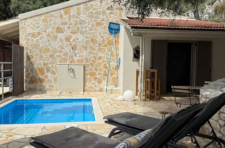 La Strade 3 Room Apt. Adults Only