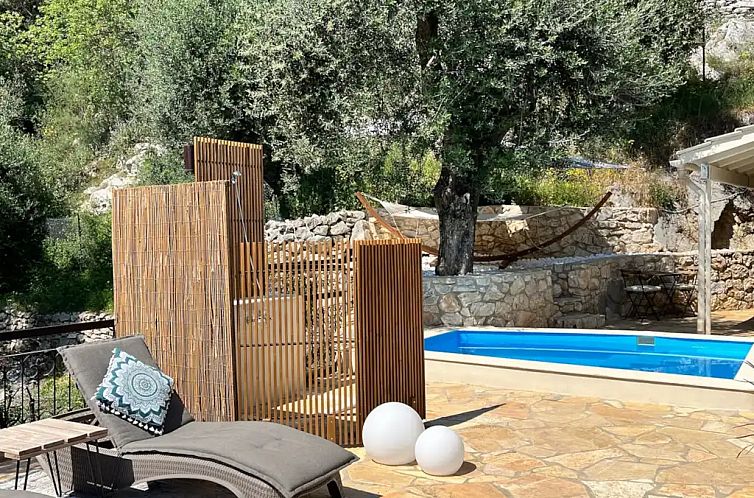 La Strade 2 Room Apt. Adults Only