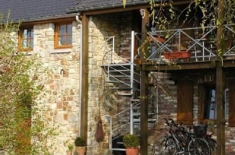Charmantes Apartment Vue au Jardin mit Steinfassade und Terrasse in Hombourg, Ardennen, Belgien, ideal fuer Naturliebhaber.