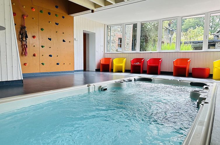 Geniessen Sie die Entspannung in Les Ecuries du Lac in Waimes in den Ardennen. Ferienhaus mit Hallenbad und Kletterwand fuer aktive Erholung.
