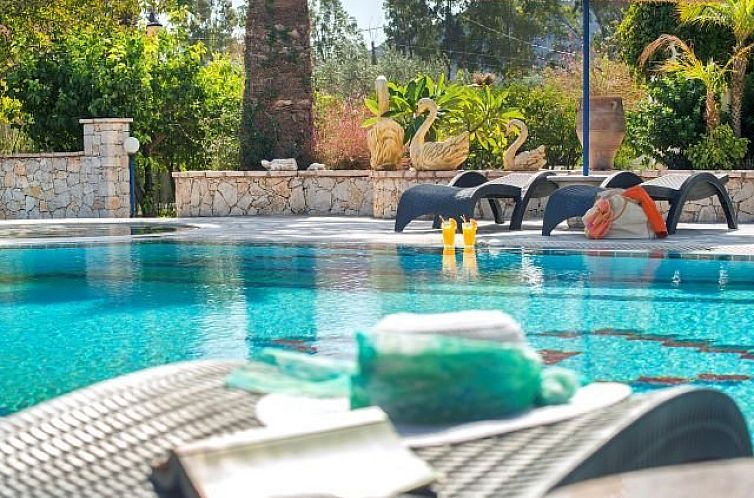 Geniet van de serene omgeving van het zwembad bij Appartementen Elefteria in Kolymbia, een ideale Griekse vakantieplek.