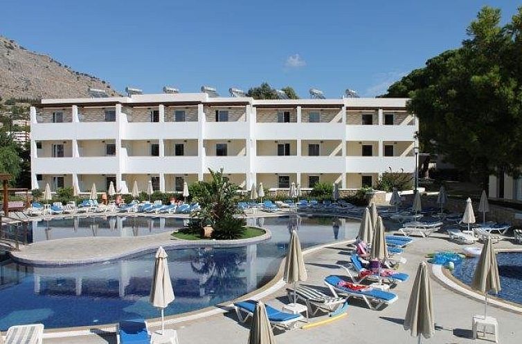 Ferienunterkunft Apartments Matina in Lindos mit Swimmingpool und bequemen Liegestuehlen.